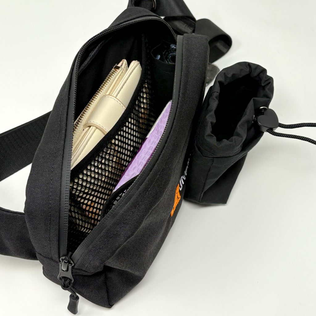 Функционална чанта за кучешки разходки – вода, лакомства и всичко на едно място