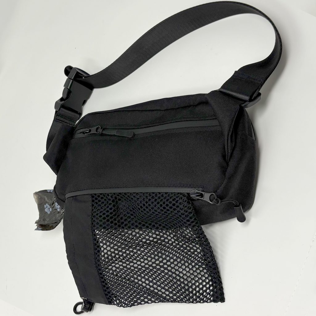 Чанта за разходки с кучета – удобна, компактна, с бутилка, лакомства и торбички