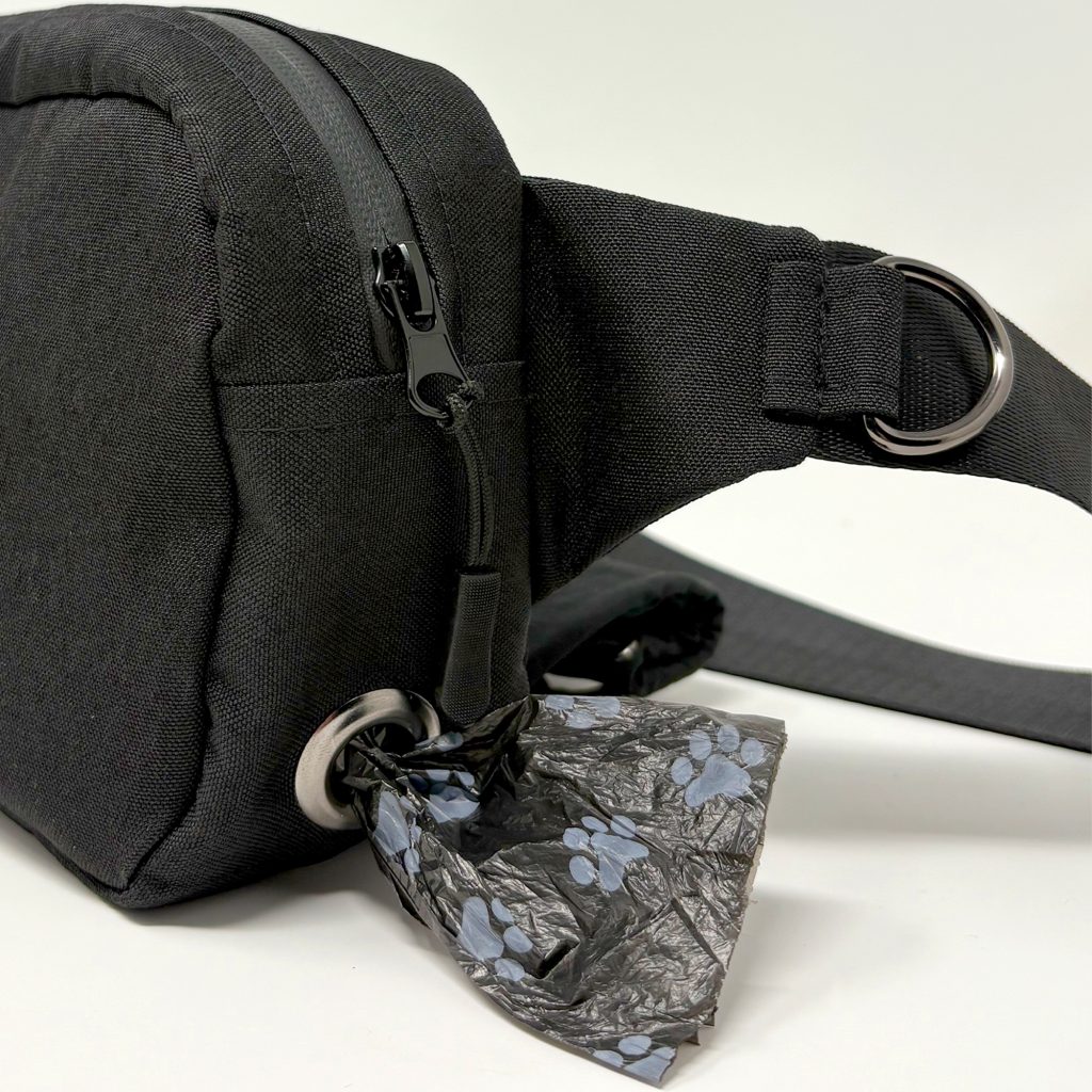 Функционална чанта за разходки и дресура на кучета – с джоб за бутилка и отделение за торбички